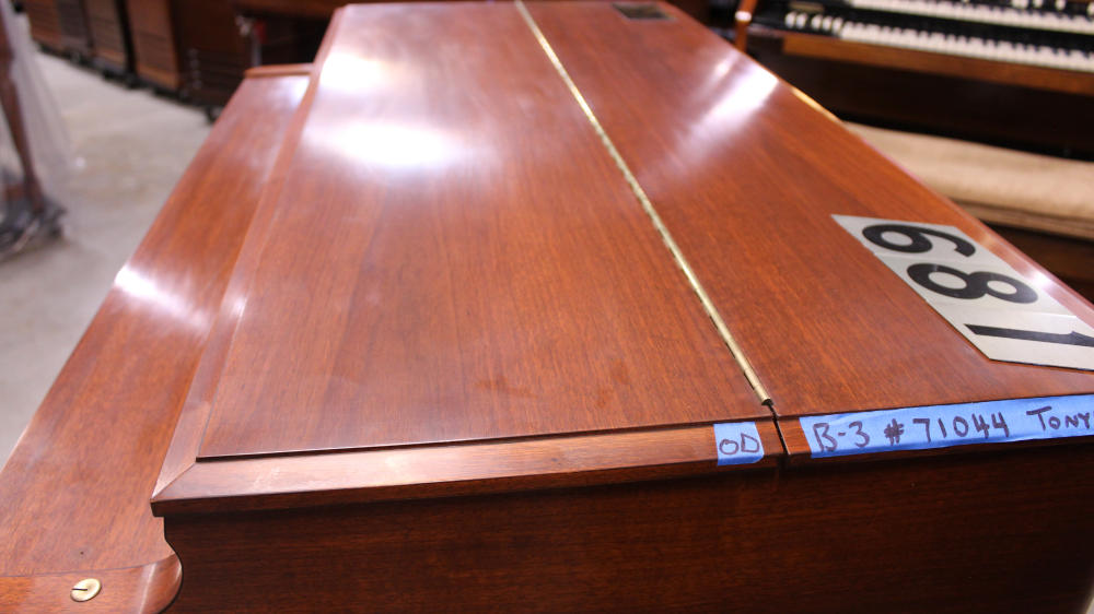 681 is a 1957 Hammond B-3 in a mahogany finish, Serial 71044, for sale now. Born in the golden age of Hammond, this organ carries the same soulful voice that shaped gospel choirs, jazz clubs, and R&B stages.