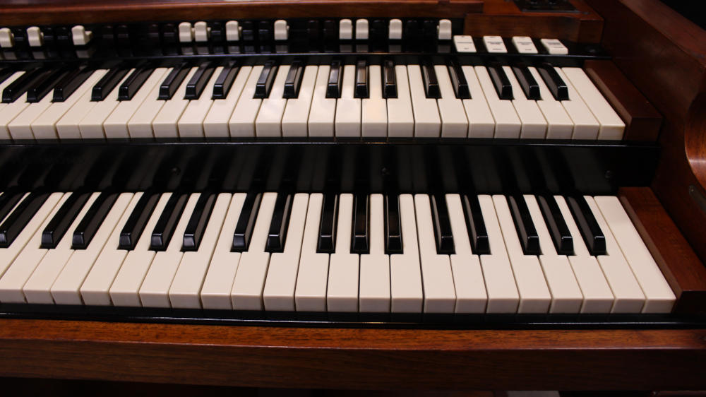 683 is a 1960 Hammond B-3 in a rich walnut finish, Serial 82800, for sale now. A golden-era console that has powered churches, studios, and stages for generations.