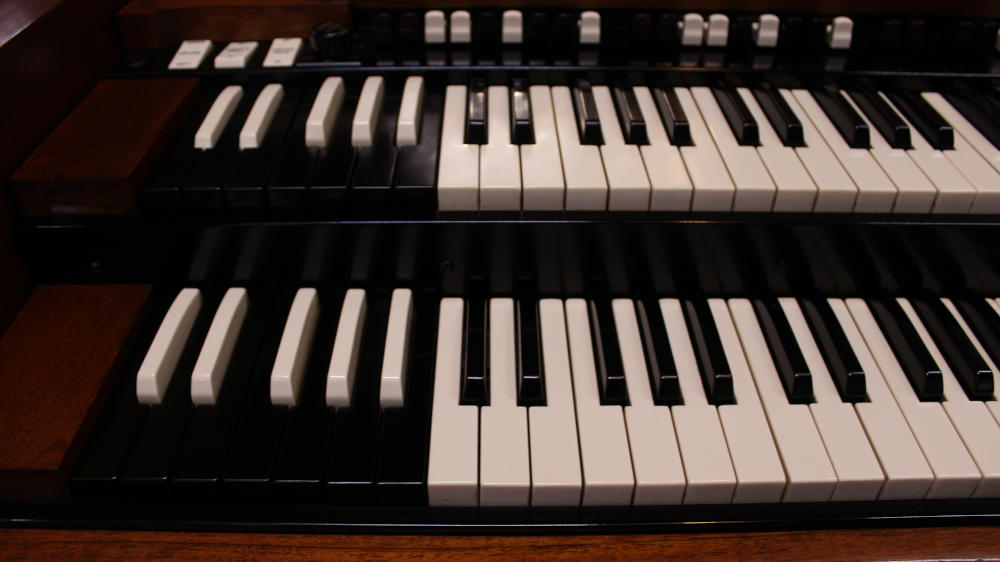 683 is a 1960 Hammond B-3 in a rich walnut finish, Serial 82800, for sale now. A golden-era console that has powered churches, studios, and stages for generations. for sale!