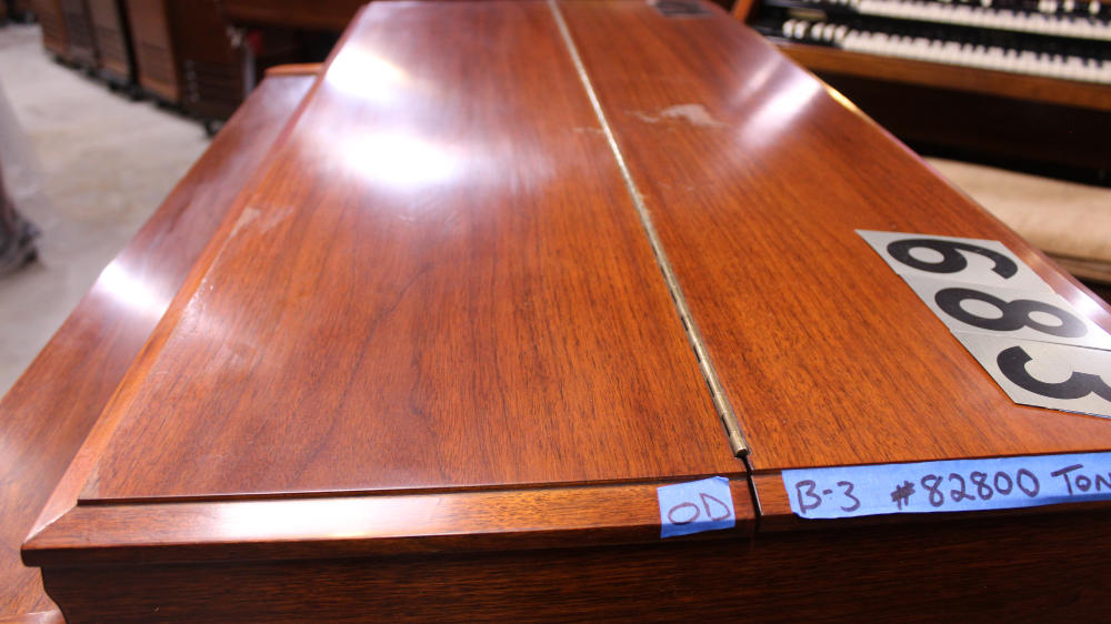 683 is a 1960 Hammond B-3 in a rich walnut finish, Serial 82800, for sale now. A golden-era console that has powered churches, studios, and stages for generations.