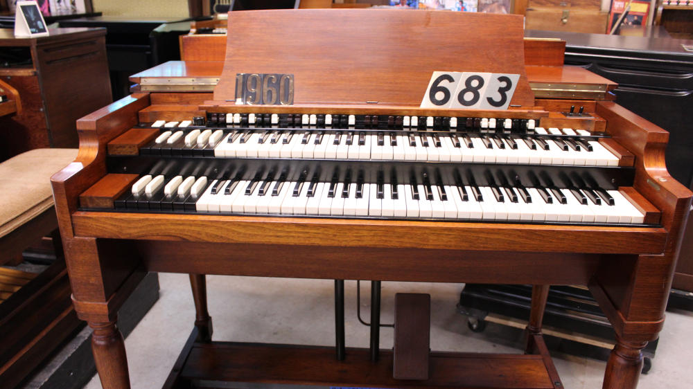 683 is a 1960 Hammond B-3 in a rich walnut finish, Serial 82800, for sale now. A golden-era console that has powered churches, studios, and stages for generations.