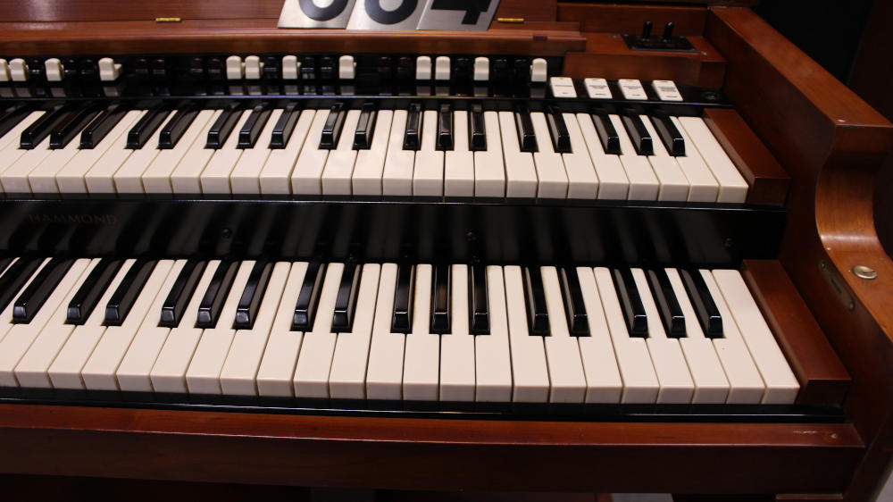 684 is a 1960 Hammond B-3 in a fruitwood finish, Serial 82401, for sale now. A reliable, golden-era organ that delivers the legendary Hammond tone in a beautiful and practical package.