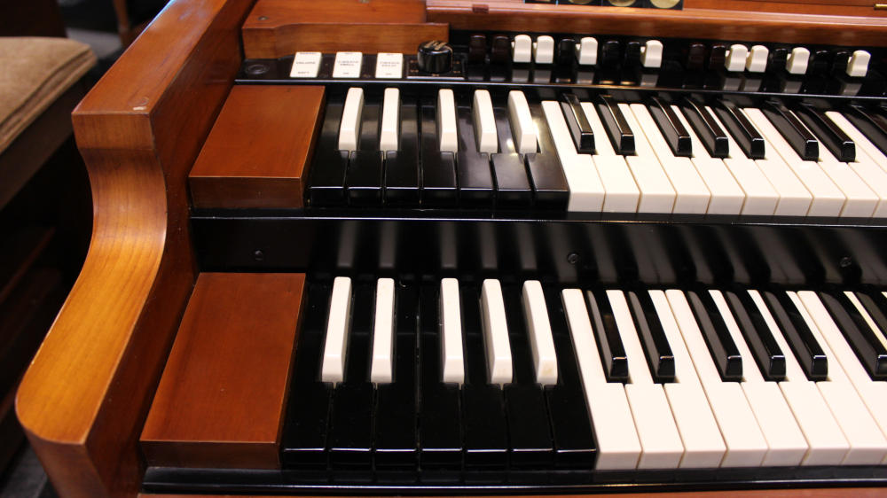 684 is a 1960 Hammond B-3 in a fruitwood finish, Serial 82401, for sale now. A reliable, golden-era organ that delivers the legendary Hammond tone in a beautiful and practical package. for sale!