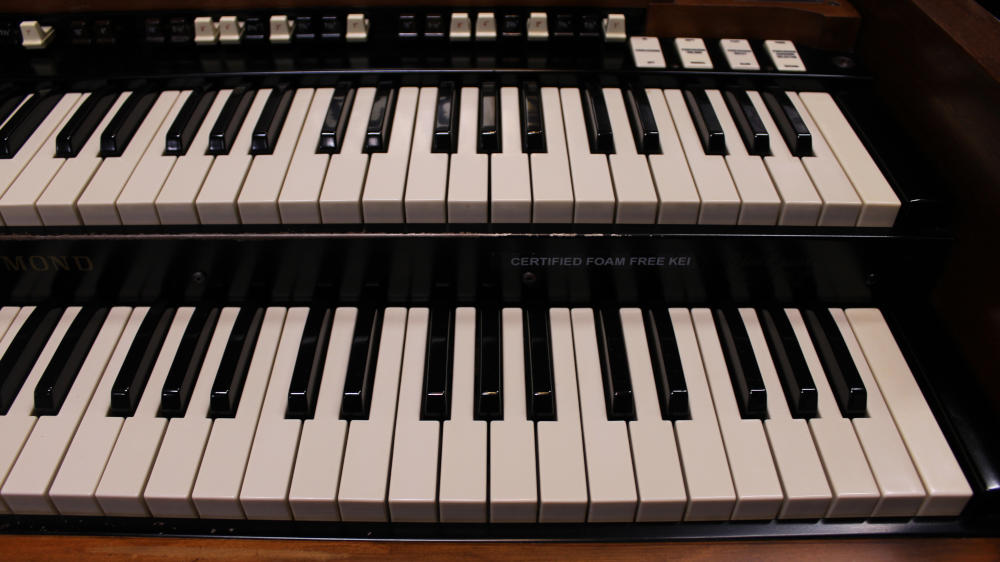 687 is a 1974 Hammond B-3 in a classic walnut finish, Serial 328276, for sale now. A later-era B-3 that blends Hammond's iconic tone with the refinements of its final production years.