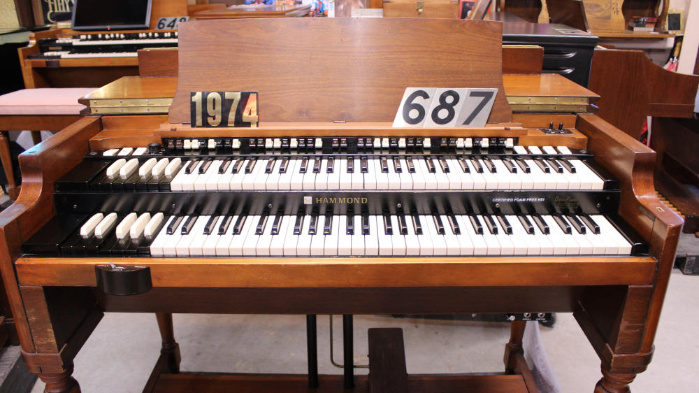 687 is a 1974 Hammond B-3 in a classic walnut finish, Serial 328276, for sale now. A later-era B-3 that blends Hammond's iconic tone with the refinements of its final production years.