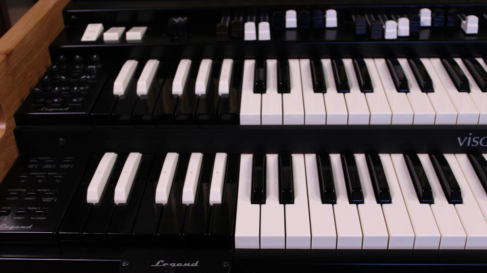 Legend F-1 organ in blonde finish, #688, for sale with Leslie 3300. Complete package includes stand, pedalboard, and bench. Classic tone with modern convenience, worldwide shipping from KEI.