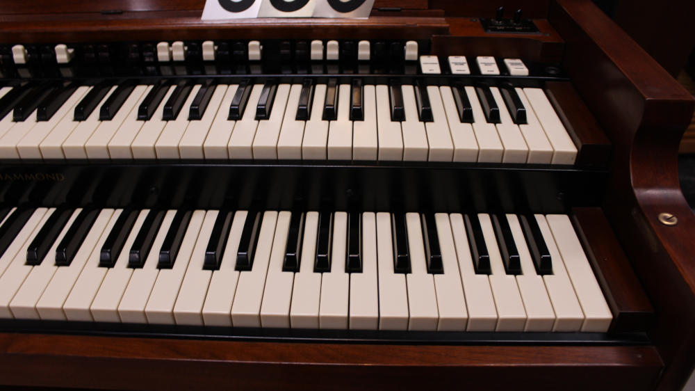 1957 Hammond B3 in mahogany, Serial #65597, for sale. A legendary vintage Hammond for musicians, churches, or collectors.