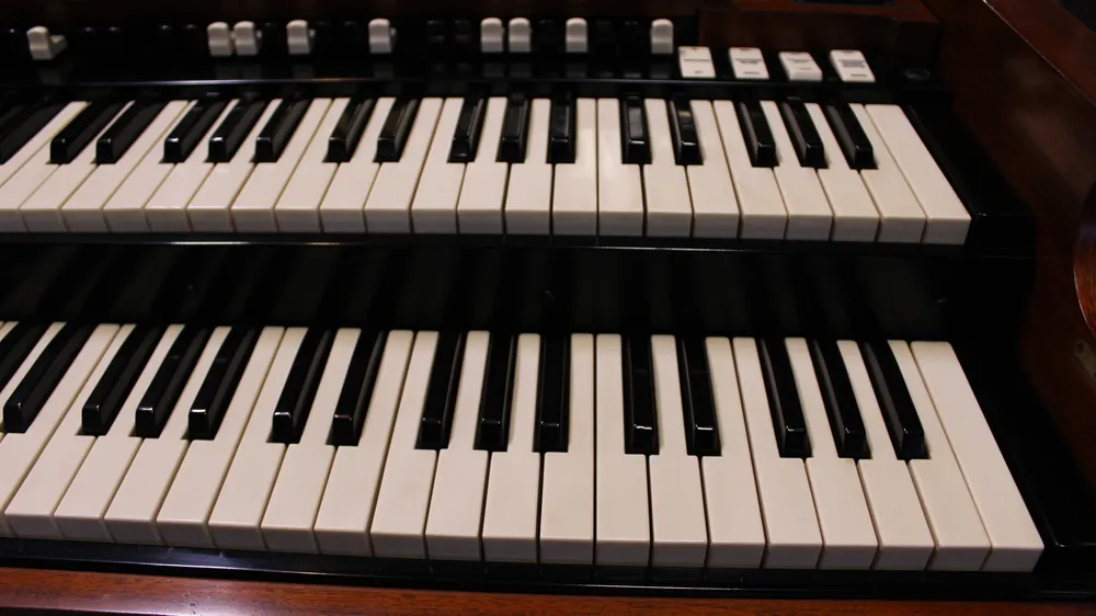 Dual manuals and drawbars on 1963 Hammond B3 #693 in walnut finish