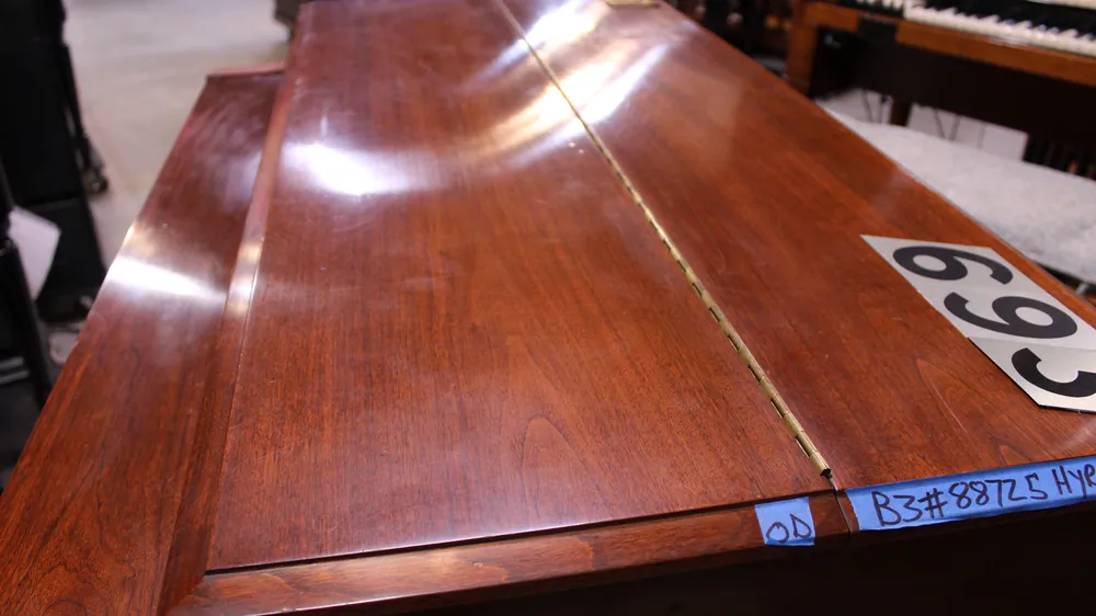 Closed cabinet lid on 1963 Hammond B3 #693 in walnut finish