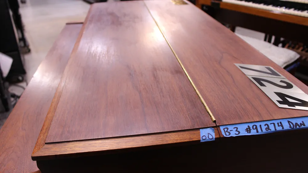 Closed cabinet lid on 1964 Hammond B3 #724 in mahogany finish