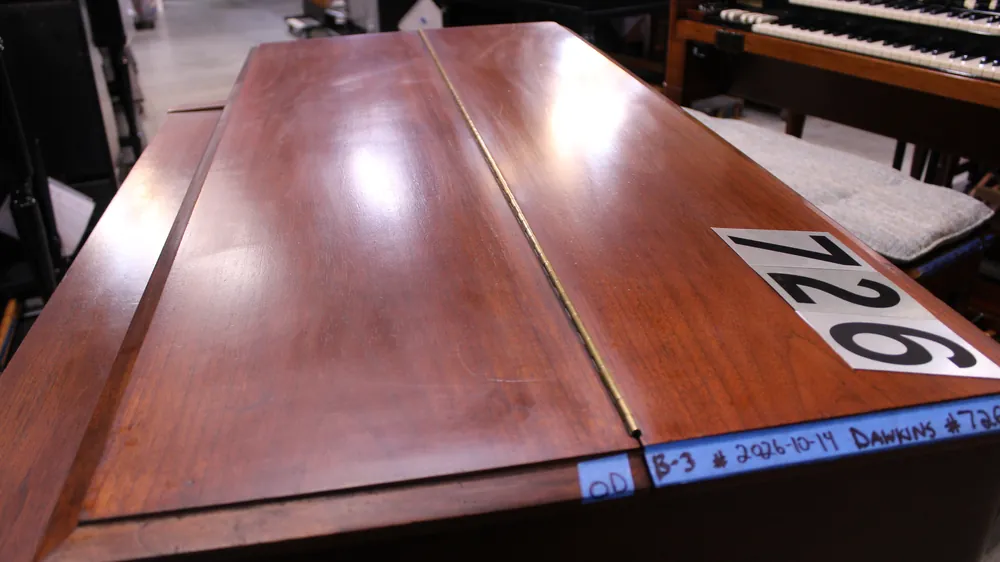 Closed cabinet lid on Hammond B3 #726 in walnut finish