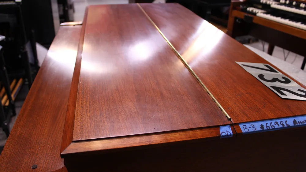 Closed cabinet lid on 1957 Hammond B3 #732 in mahogany finish